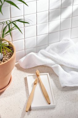 Beyaz seramik zemin üzerinde çeşitli nesneler ve sıcak güneş ışığı içinden geçiyor..