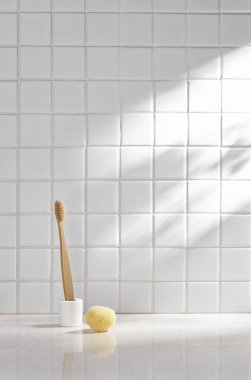 Beyaz seramik zemin üzerinde çeşitli nesneler ve sıcak güneş ışığı içinden geçiyor..