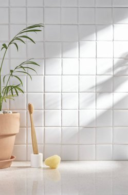 Beyaz seramik zemin üzerinde çeşitli nesneler ve sıcak güneş ışığı içinden geçiyor..