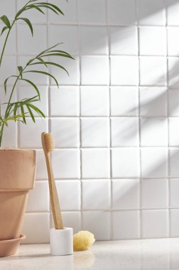 Beyaz seramik zemin üzerinde çeşitli nesneler ve sıcak güneş ışığı içinden geçiyor..