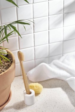 Beyaz seramik zemin üzerinde çeşitli nesneler ve sıcak güneş ışığı içinden geçiyor..