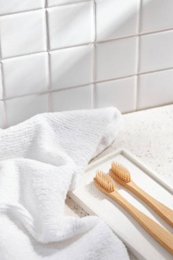 Beyaz seramik zemin üzerinde çeşitli nesneler ve sıcak güneş ışığı içinden geçiyor..