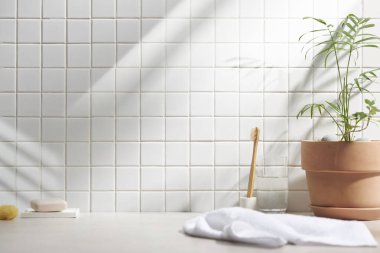 Beyaz seramik zemin üzerinde çeşitli nesneler ve sıcak güneş ışığı içinden geçiyor..