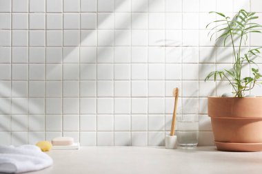 Beyaz seramik zemin üzerinde çeşitli nesneler ve sıcak güneş ışığı içinden geçiyor..