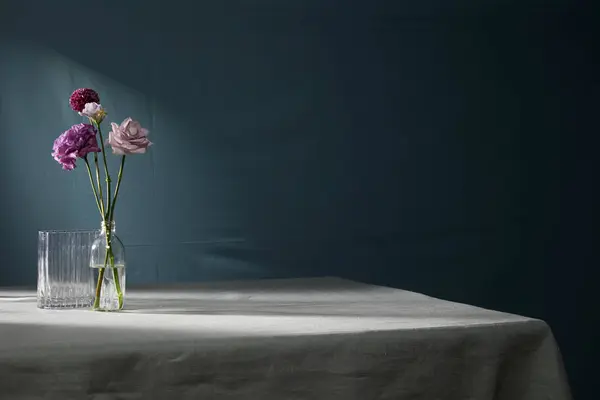 Doğal lşık Masasında Cam Vazolar Üzerinde Minimalist Çiçek Durgun Hayat.