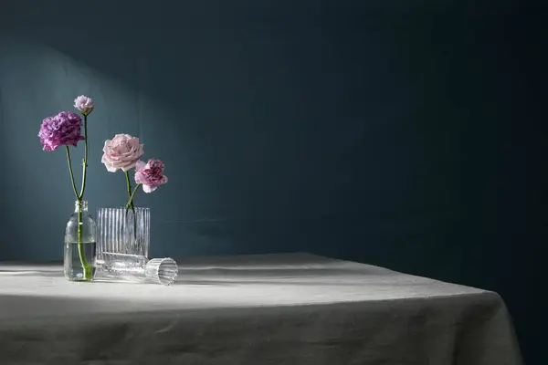 Doğal lşık Masasında Cam Vazolar Üzerinde Minimalist Çiçek Durgun Hayat.