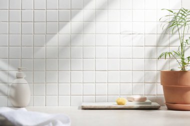 Beyaz seramik zemin üzerinde çeşitli nesneler ve sıcak güneş ışığı içinden geçiyor..