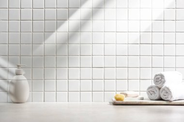 Beyaz seramik zemin üzerinde çeşitli nesneler ve sıcak güneş ışığı içinden geçiyor..