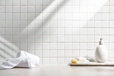 Beyaz seramik zemin üzerinde çeşitli nesneler ve sıcak güneş ışığı içinden geçiyor..