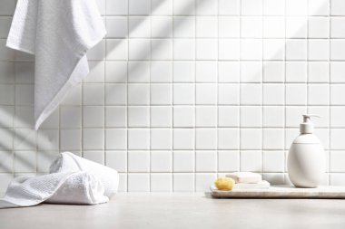 Beyaz seramik zemin üzerinde çeşitli nesneler ve sıcak güneş ışığı içinden geçiyor..