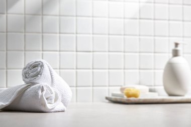 Beyaz seramik zemin üzerinde çeşitli nesneler ve sıcak güneş ışığı içinden geçiyor..