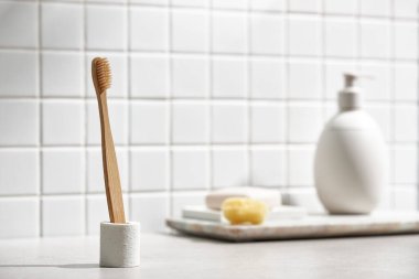 Beyaz seramik zemin üzerinde çeşitli nesneler ve sıcak güneş ışığı içinden geçiyor..