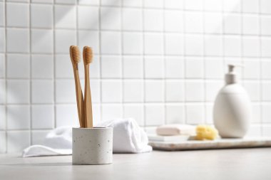 Beyaz seramik zemin üzerinde çeşitli nesneler ve sıcak güneş ışığı içinden geçiyor..