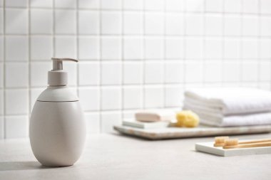 Beyaz seramik zemin üzerinde çeşitli nesneler ve sıcak güneş ışığı içinden geçiyor..