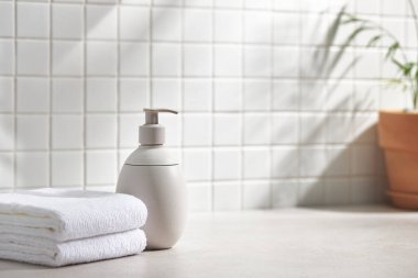 Beyaz seramik zemin üzerinde çeşitli nesneler ve sıcak güneş ışığı içinden geçiyor..