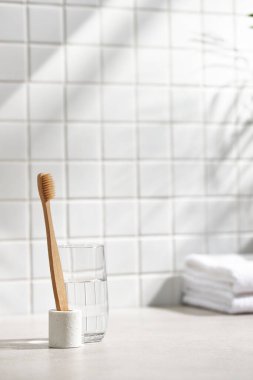 Beyaz seramik zemin üzerinde çeşitli nesneler ve sıcak güneş ışığı içinden geçiyor..