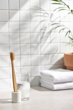 Beyaz seramik zemin üzerinde çeşitli nesneler ve sıcak güneş ışığı içinden geçiyor..