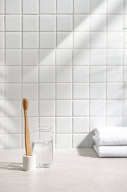 Beyaz seramik zemin üzerinde çeşitli nesneler ve sıcak güneş ışığı içinden geçiyor..