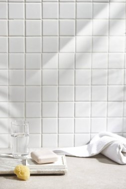 Beyaz seramik zemin üzerinde çeşitli nesneler ve sıcak güneş ışığı içinden geçiyor..