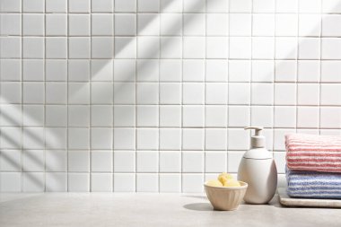 Beyaz seramik zemin üzerinde çeşitli nesneler ve sıcak güneş ışığı içinden geçiyor..