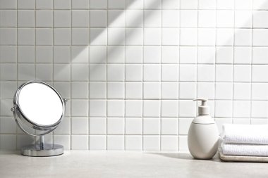 Beyaz seramik zemin üzerinde çeşitli nesneler ve sıcak güneş ışığı içinden geçiyor..