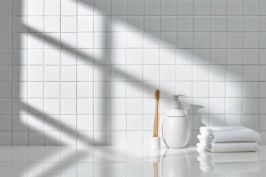 Beyaz seramik zemin üzerinde çeşitli nesneler ve sıcak güneş ışığı içinden geçiyor..