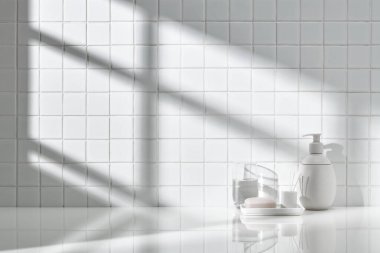 Beyaz seramik zemin üzerinde çeşitli nesneler ve sıcak güneş ışığı içinden geçiyor..