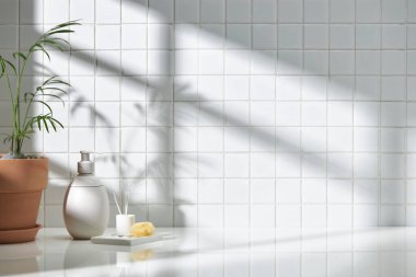 Beyaz seramik zemin üzerinde çeşitli nesneler ve sıcak güneş ışığı içinden geçiyor..