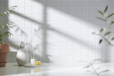 Beyaz seramik zemin üzerinde çeşitli nesneler ve sıcak güneş ışığı içinden geçiyor..