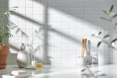 Beyaz seramik zemin üzerinde çeşitli nesneler ve sıcak güneş ışığı içinden geçiyor..