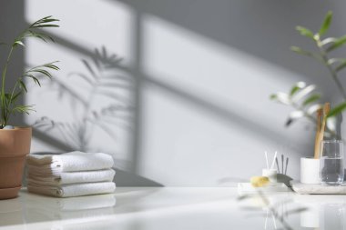 Beyaz seramik zemin üzerinde çeşitli nesneler ve sıcak güneş ışığı içinden geçiyor..