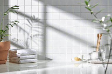 Beyaz seramik zemin üzerinde çeşitli nesneler ve sıcak güneş ışığı içinden geçiyor..