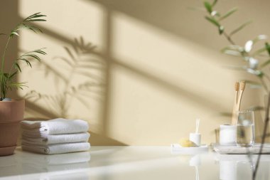 Beyaz seramik zemin üzerinde çeşitli nesneler ve sıcak güneş ışığı içinden geçiyor..