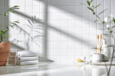 Beyaz seramik zemin üzerinde çeşitli nesneler ve sıcak güneş ışığı içinden geçiyor..