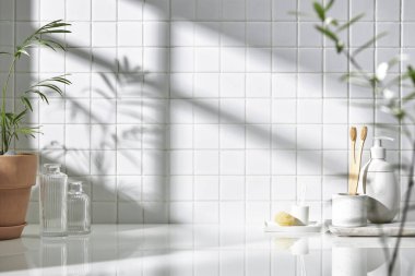 Beyaz seramik zemin üzerinde çeşitli nesneler ve sıcak güneş ışığı içinden geçiyor..