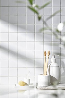 Beyaz seramik zemin üzerinde çeşitli nesneler ve sıcak güneş ışığı içinden geçiyor..