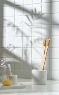 Beyaz seramik zemin üzerinde çeşitli nesneler ve sıcak güneş ışığı içinden geçiyor..