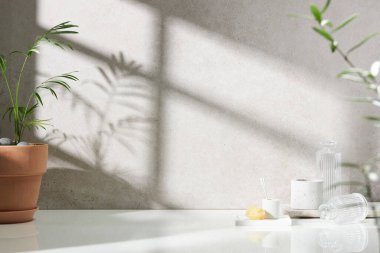 Beyaz seramik zemin üzerinde çeşitli nesneler ve sıcak güneş ışığı içinden geçiyor..