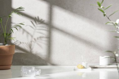 Beyaz seramik zemin üzerinde çeşitli nesneler ve sıcak güneş ışığı içinden geçiyor..