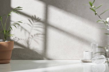 Beyaz seramik zemin üzerinde çeşitli nesneler ve sıcak güneş ışığı içinden geçiyor..