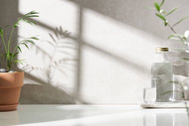 Beyaz seramik zemin üzerinde çeşitli nesneler ve sıcak güneş ışığı içinden geçiyor..