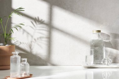 Beyaz seramik zemin üzerinde çeşitli nesneler ve sıcak güneş ışığı içinden geçiyor..