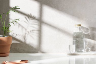 Beyaz seramik zemin üzerinde çeşitli nesneler ve sıcak güneş ışığı içinden geçiyor..