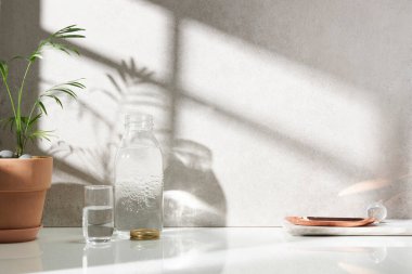 Beyaz seramik zemin üzerinde çeşitli nesneler ve sıcak güneş ışığı içinden geçiyor..