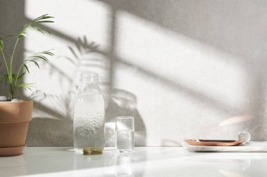 Beyaz seramik zemin üzerinde çeşitli nesneler ve sıcak güneş ışığı içinden geçiyor..