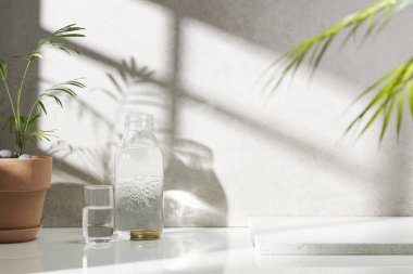 Beyaz seramik zemin üzerinde çeşitli nesneler ve sıcak güneş ışığı içinden geçiyor..