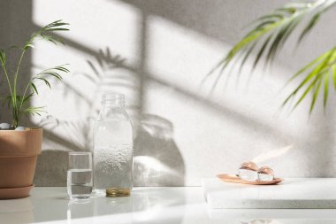 Beyaz seramik zemin üzerinde çeşitli nesneler ve sıcak güneş ışığı içinden geçiyor..