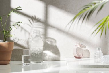 Beyaz seramik zemin üzerinde çeşitli nesneler ve sıcak güneş ışığı içinden geçiyor..