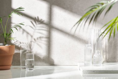 Beyaz seramik zemin üzerinde çeşitli nesneler ve sıcak güneş ışığı içinden geçiyor..