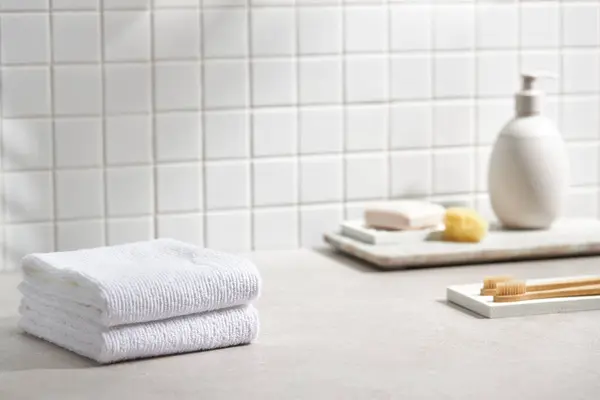 Beyaz seramik zemin üzerinde çeşitli nesneler ve sıcak güneş ışığı içinden geçiyor..